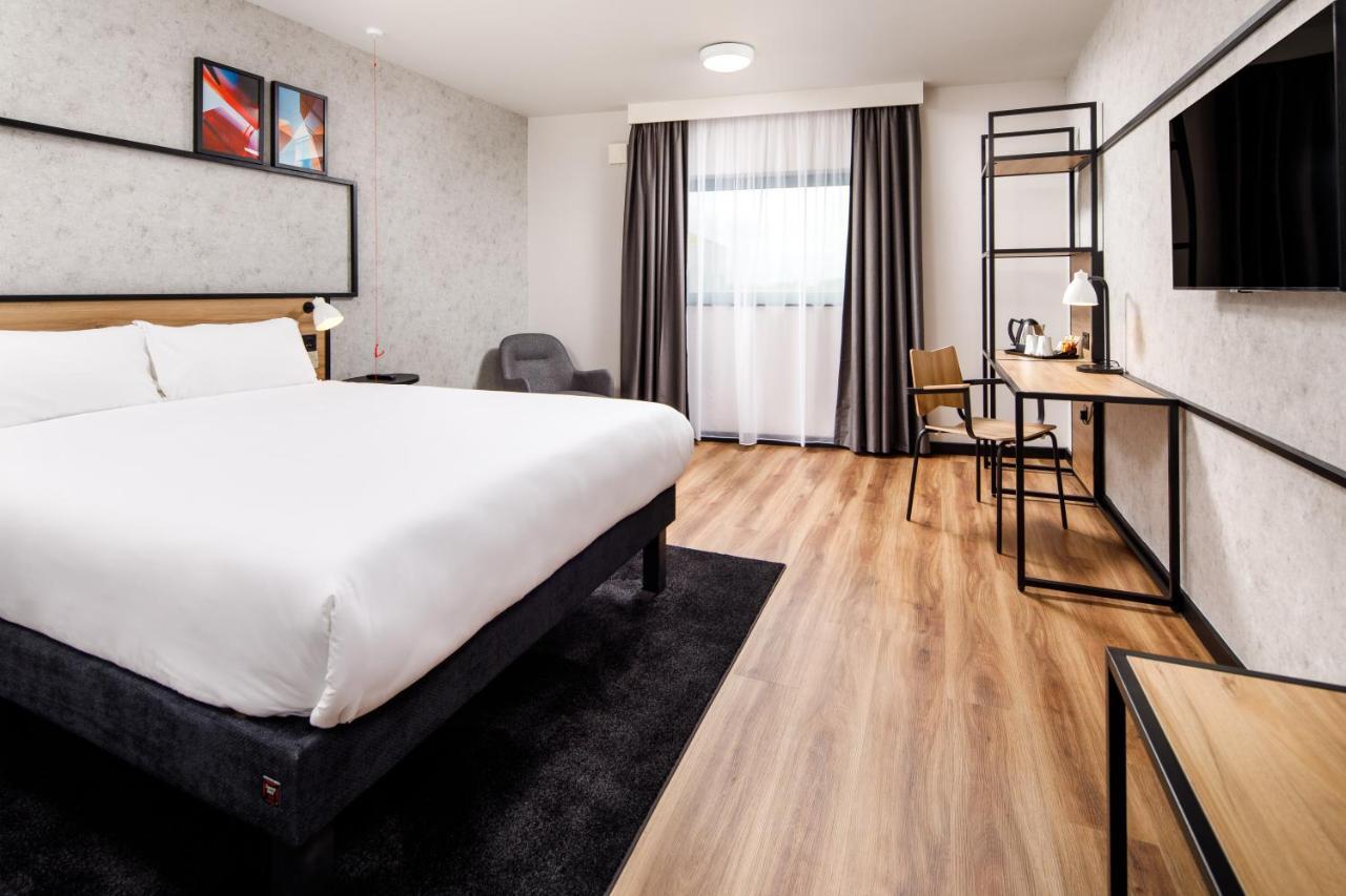 Hotel Ibis London Heathrow Terminal 5 à Hillingdon Extérieur photo