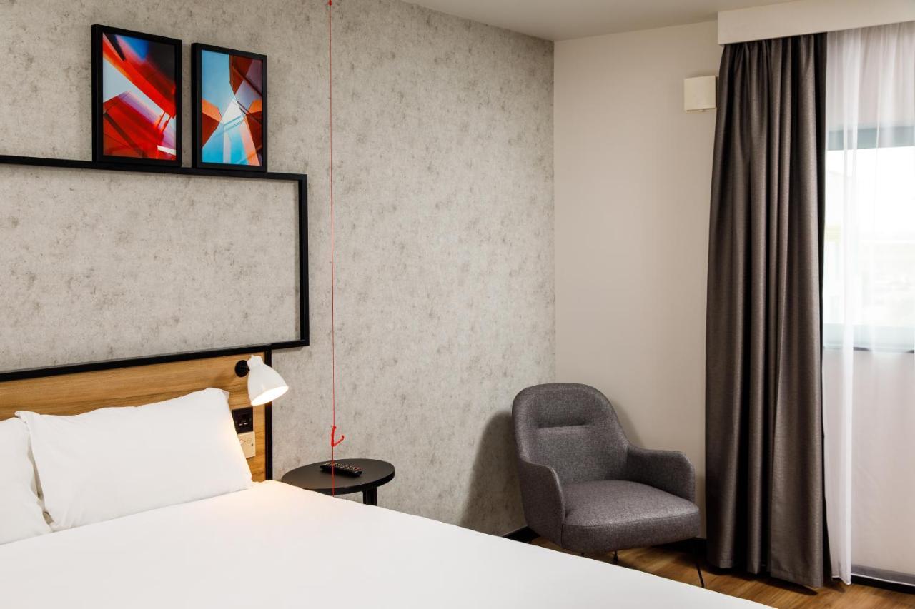 Hotel Ibis London Heathrow Terminal 5 à Hillingdon Extérieur photo